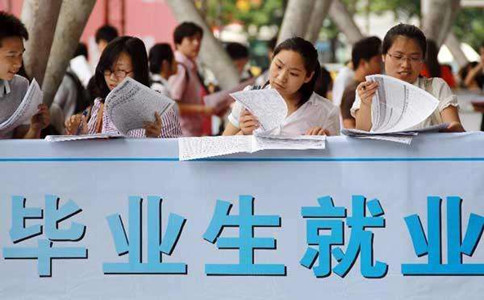 公務(wù)員考試偏向應(yīng)畢業(yè)屆生？往屆生想哭還早了點